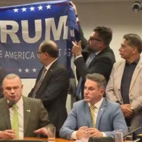Deputados aliados de Bolsonaro fazem protesto na Câmara Federal com uma bandeira dos EUA e o nome de Donald Trump