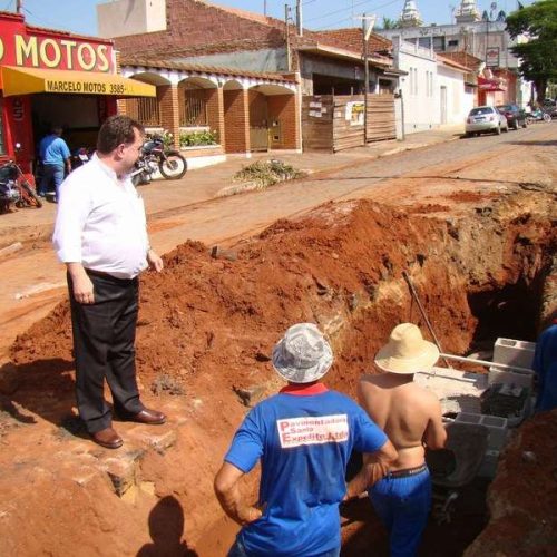 Prefeito em exercício visita obras de drenagem urbana na Rua Dona Balbina