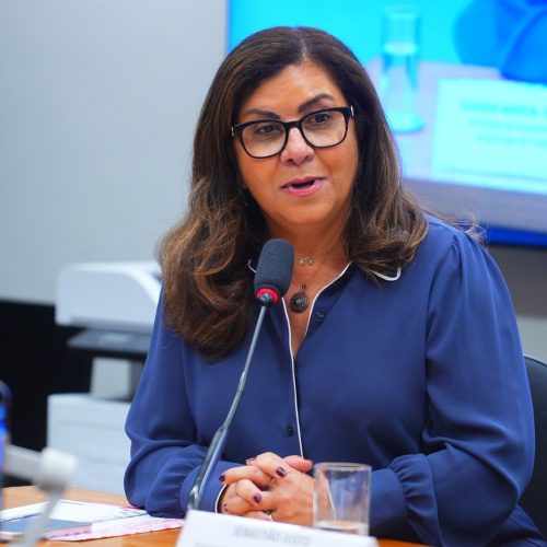 Juíza, com remuneração de quase R$ 100 mil mensais, diz que “juízes não têm carro oficial, apartamento funcional, plano de saúde institucional e nem refeitório.