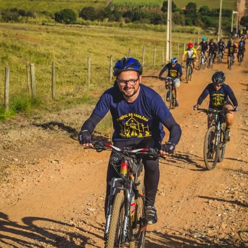 Neste domingo (17), padre ciclista comanda pedal que virou tradição em São Carlos