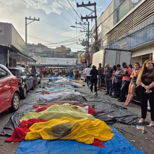 Moradores da Penha levam mais de 50 corpos para praça após operação policial no Rio