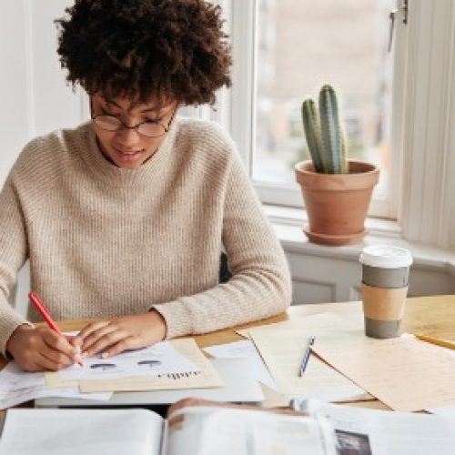 Cursos gratuitos oferecem 10 mil vagas para qualificação de pessoas negras