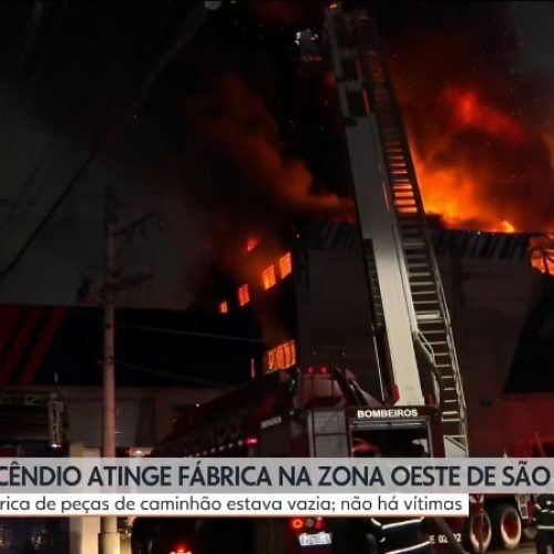 Incêndio destrói galpão de autopeças e mobiliza 45 bombeiros na Lapa, em São Paulo
