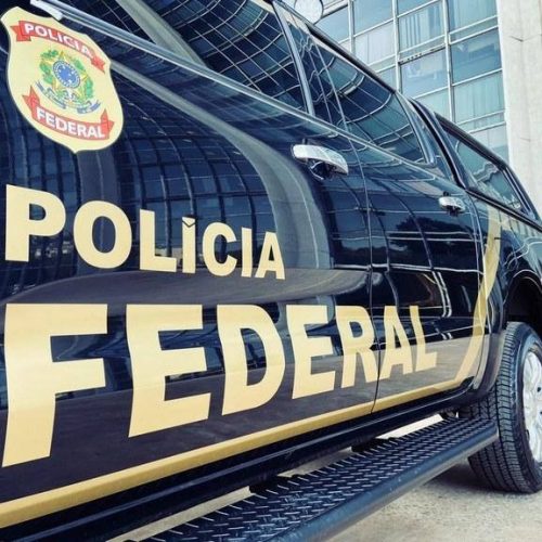 PF detém cinco foragidos após voo de deportados dos EUA chegar a Confins