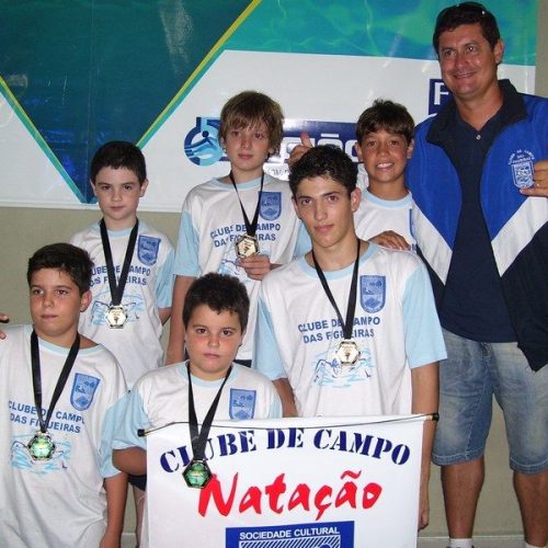 Atletas da natação do clube de campo recebem premiação