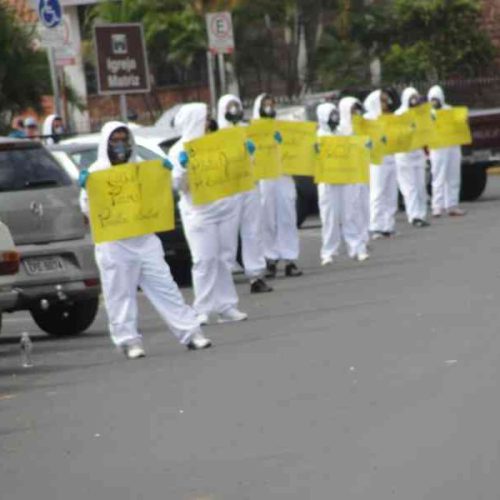 Agentes se mobilizam no centro da cidade na campanha de combate à dengue