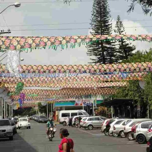 Centro da cidade está sendo enfeitado para o Carnaval