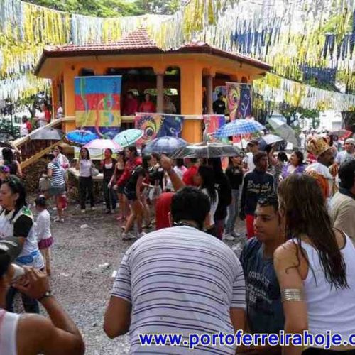 Pinto do Meio Dia e Perereca Dá Uma abriram o carnaval de Pirassununga
