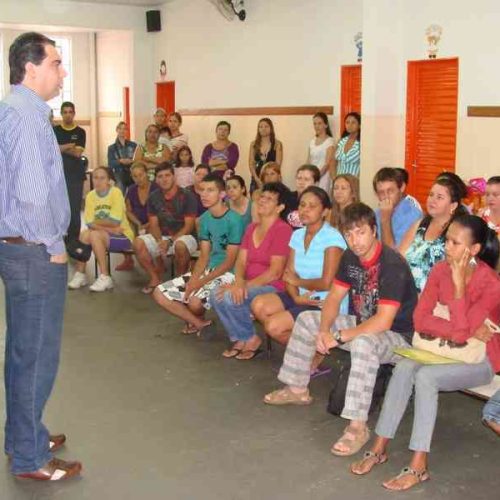 Alunos da Rede Municipal de Ensino recebem material escolar