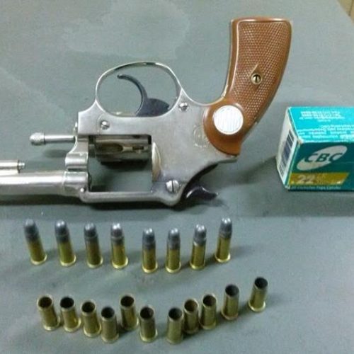 Homem é preso no Sérgio Dornelles após a PM encontrar arma de fogo municiada em seu chevette