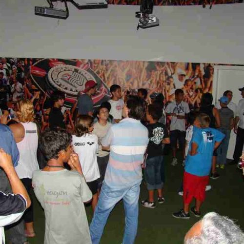 Alunos de futebol do PFFC visitam Vila Belmiro e Parque São Jorge