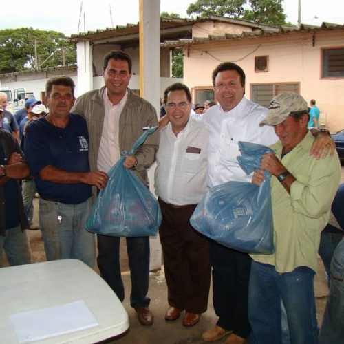 Departamento de Obras tem novos veículos; servidores recebem uniformes