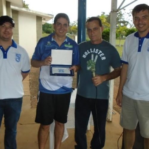 Diretoria do Clube de Campo das Figueiras entrega placa em homenagem aos 18 anos do GDC