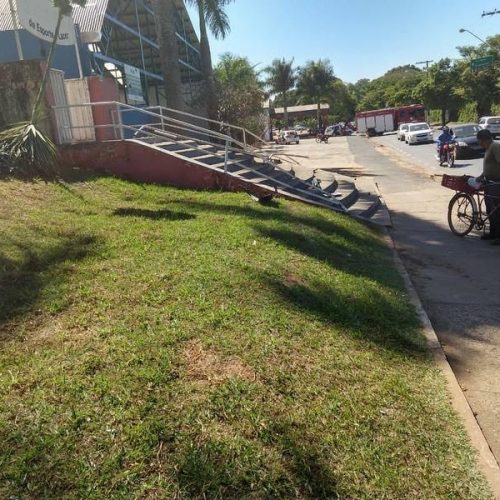 Acidente grave na Avenida Ângelo Ramos deixa motociclista ferido