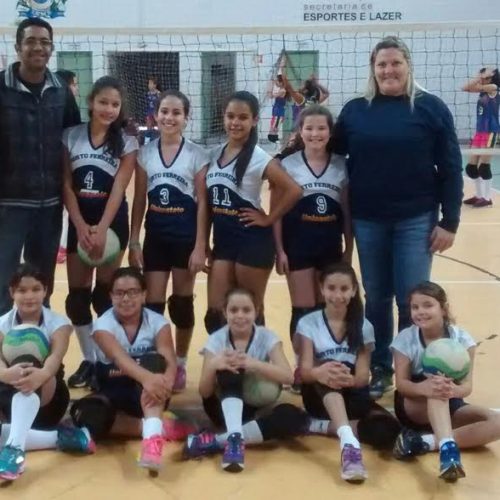 Voleibol: várias equipes entraram em quadra, da base ao adulto
