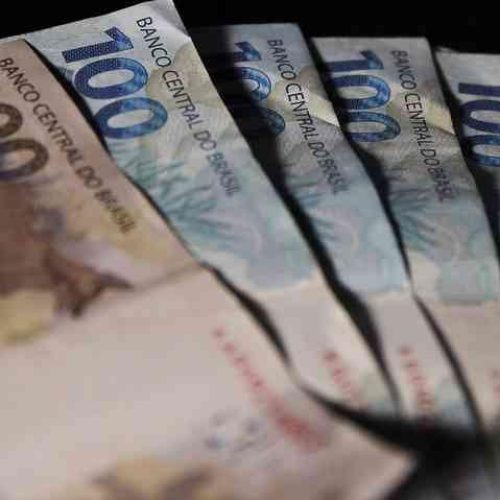 Salário mínimo nacional passa para R$ 1.518,00 já a partir desta semana; ganho real de 2,5%