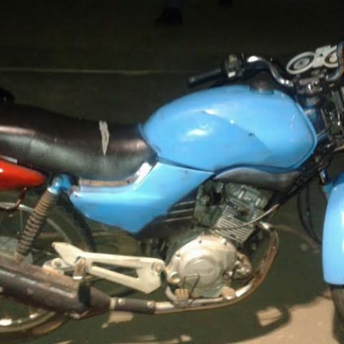 PM apreende na região dos “barzinhos” moto YBR sem placa ou identificação para averiguação