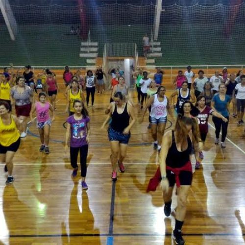 Aula de zumba beneficente lota Ginásio de Esportes mais uma vez