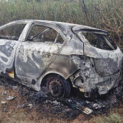 Carro roubado em Porto Ferreira é localizado incendiado em canavial na estrada do Boa Vista I