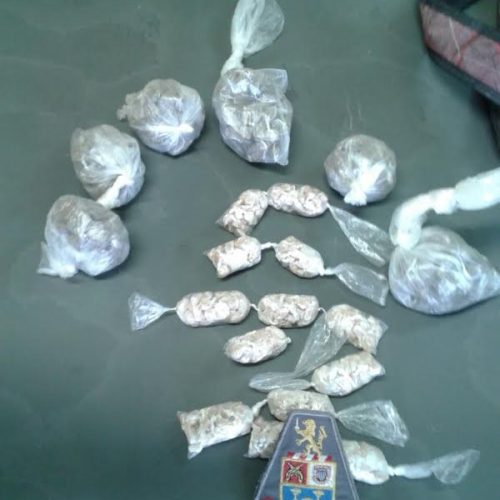 PM apreendeu 334 pedras de crack e 315 trouxinhas de maconha; dupla fugiu da abordagem