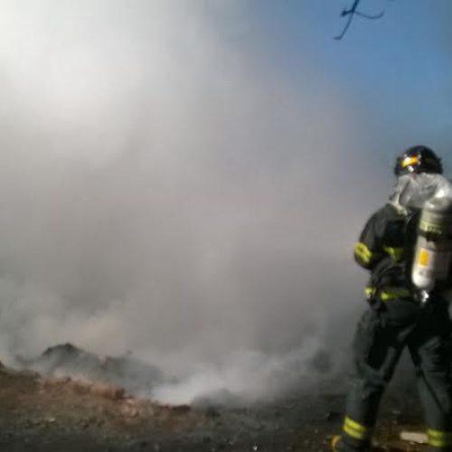 Corpo de Bombeiros de Porto Ferreira combate incêndio no bairro Cristo Redentor
