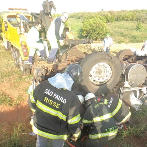 Grave acidente de trânsito na SP 330 (Anhanguera) entre Santa Rita do Passa Quatro e Porto Ferreira