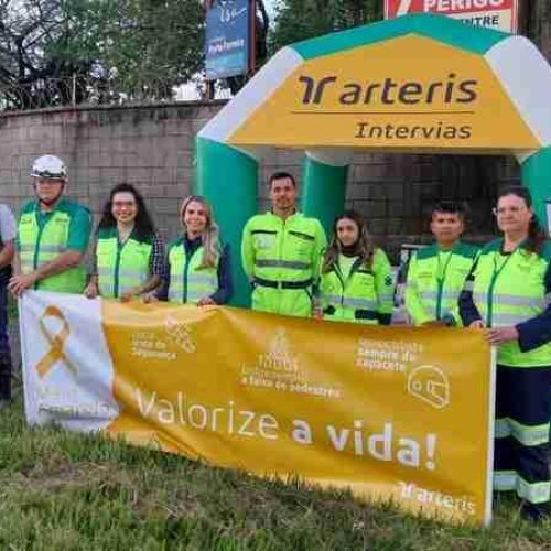 Maio Amarelo: Ação da Intervias em Porto Ferreira Alerta Pedestres e Ciclistas para Segurança