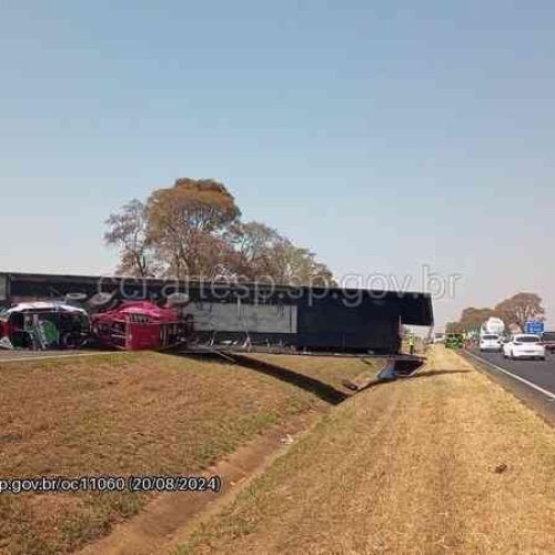 Acidente na Rodovia Anhanguera em Porto Ferreira causou bloqueio total e congestionamento