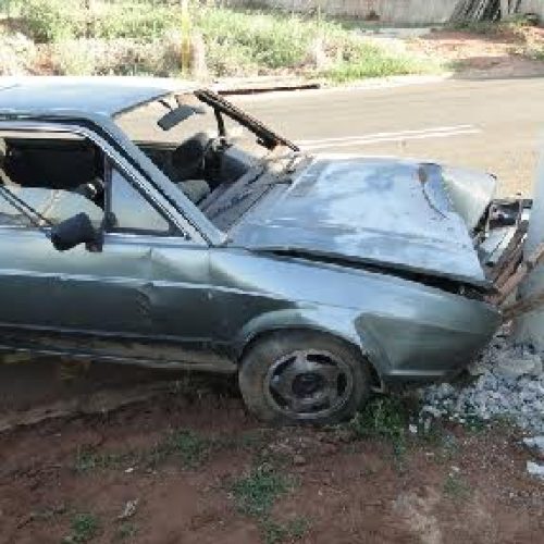 Parati furtada em Porto Ferreira fica destruída ao bater em poste na cidade de Descalvado