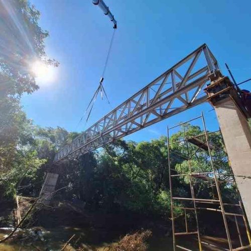 BRK fez içamento de estrutura metálica da travessia aérea da adutora em Porto Ferreira