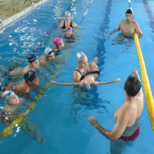Professores de natação e hidroginástica do Clube de Campo treinam primeiros socorros com bombeiros