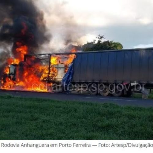 Uma carreta carregada de produtos alimentícios pegou fogo em Porto Ferreira, nesse domingo (08/02)