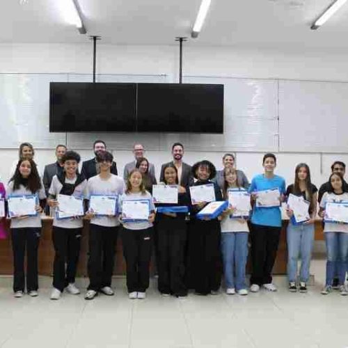 Alunos dos 9º anos de Porto Ferreira com melhores notas em 2024 recebem o “Diploma Aluno Nota Dez”