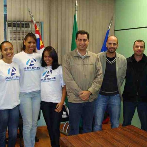 Atletas da equipe feminina de vôlei recebem bolsa universitária integral