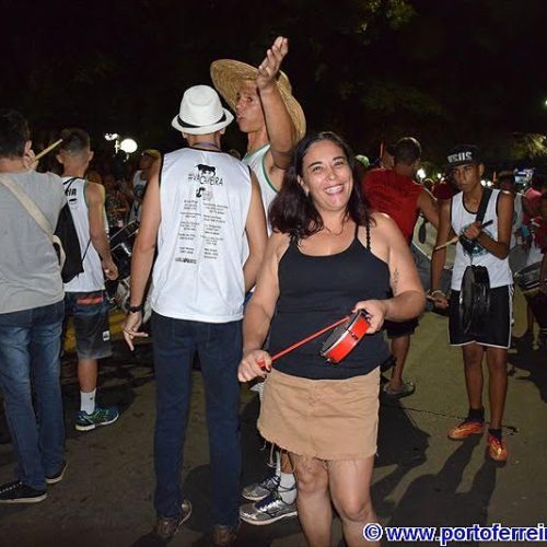 No terceiro dia de carnaval Bloco Inimigo Meu arrasta multidão de foliões na Passarela do Samba