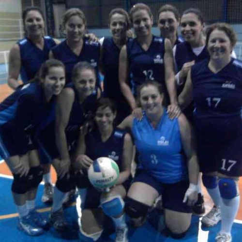 Voleibol feminino da Divisão de Esportes vence a primeira partida em casa
