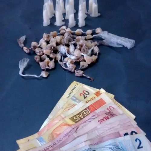 Tráfico de drogas: PM de Porto Ferreira prende uma mulher e apreende um menor