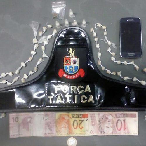 Força Tática prende jovem e apreende menor por tráfico de drogas
