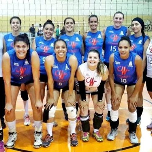 Equipe adulta feminina de vôlei perde no tie-break, mas se garante na semifinal da APV