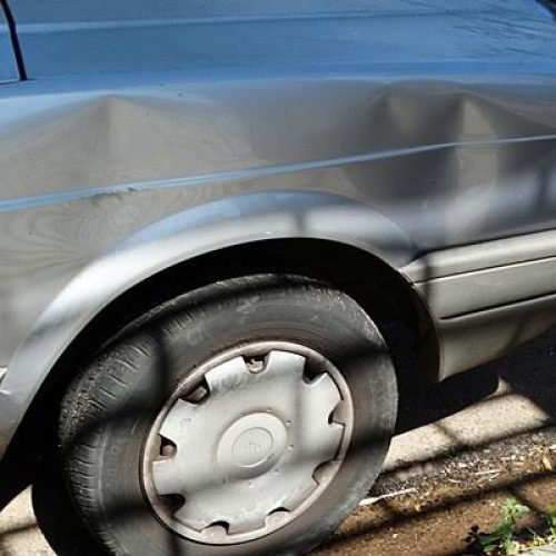 Quarteto ameaça diretora de escola em São Carlos e detonam carro de professora