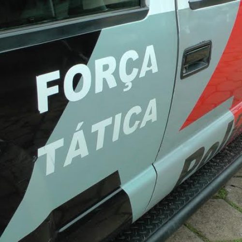 PM localiza trouxinhas com maconha, pedras de crack e pinos com cocaína no Paschoal Salzano
