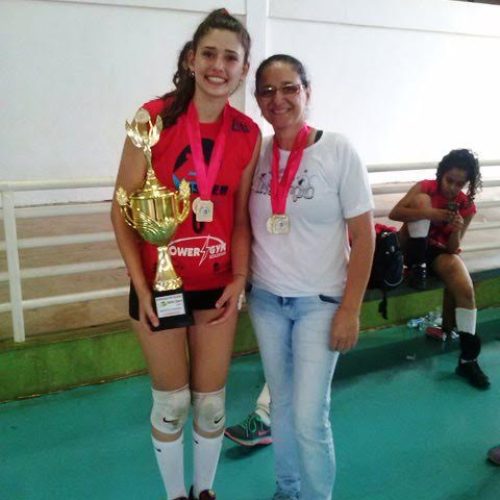 Equipe infantil feminina de vôlei é campeã da APV