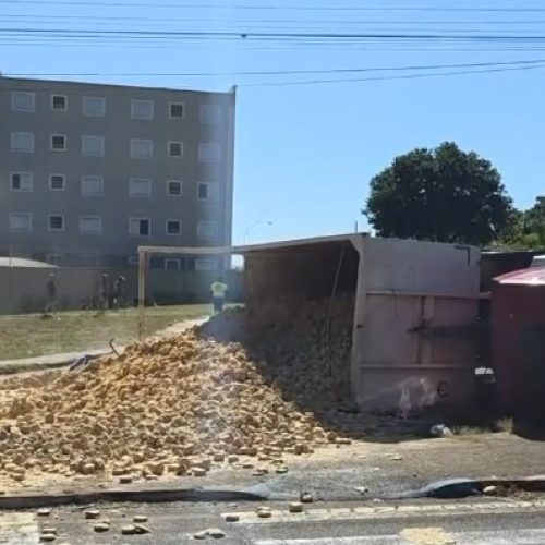 Caminhão tomba e espalha serragem em avenida de São Carlos