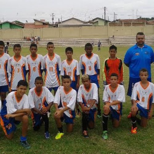 Escola de Futebol da Prefeitura inaugura nova casa em jogo amistoso