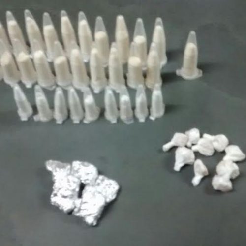 PM localiza pinos com cocaína, crack e porções de maconha na praça do bairro Cristo Redentor