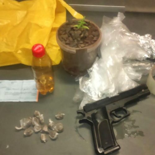 PM de Porto Ferreira prende na Vila Maria dois jovens de 18 anos por tráfico de drogas