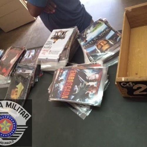 PM de Porto Ferreira prende homem com CDs e DVDs piratas na Praça Cornélio Procópio