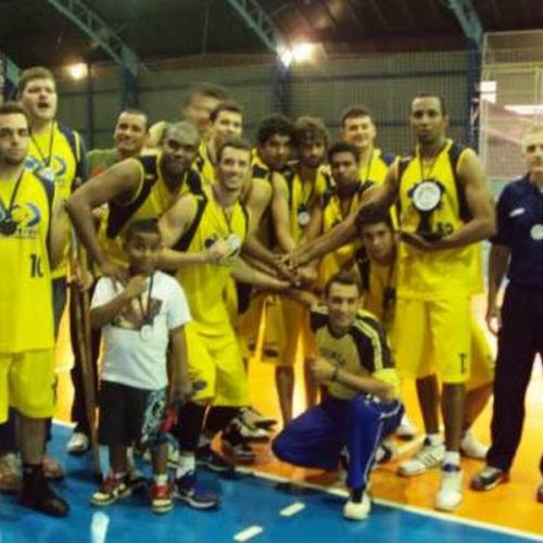 Equipe masculina é bicampeã invicta da Copa Revelar de Basquete