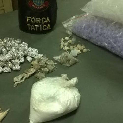 PM localiza maconha, cocaína, crack e 750 pinos vazios em terreno na Vila Maria
