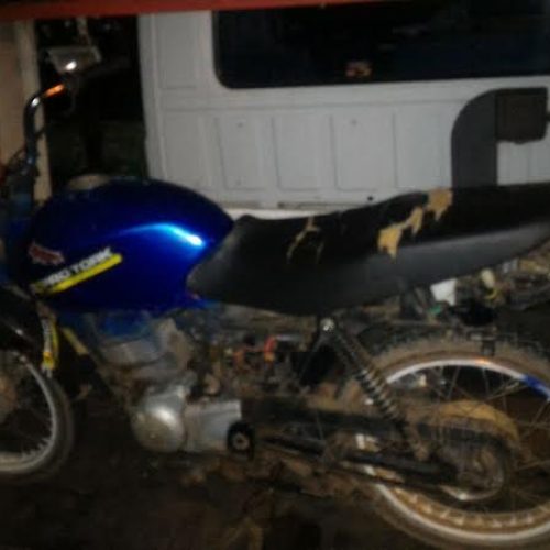 Moto sem identificação foi localizada pela PM; após fuga condutor menor foi apreendido no PS